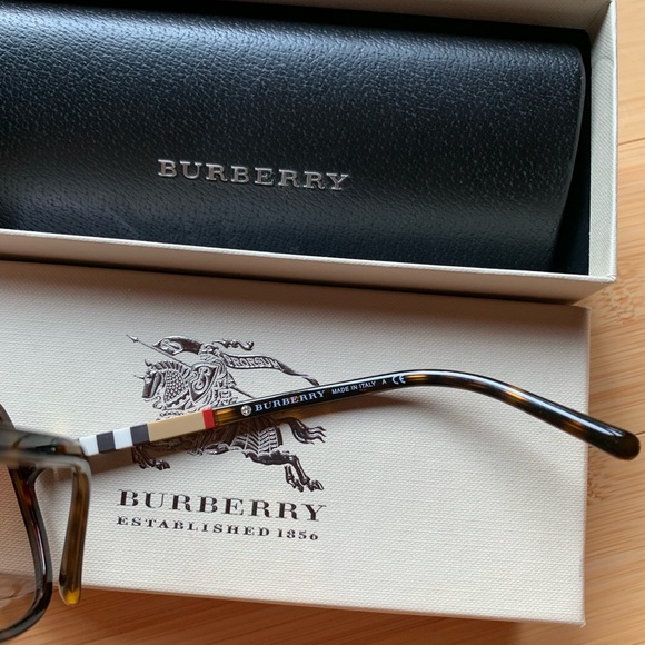 Used like new! Burberry Sunglasses 0BE4164 - Picture 4 of 6